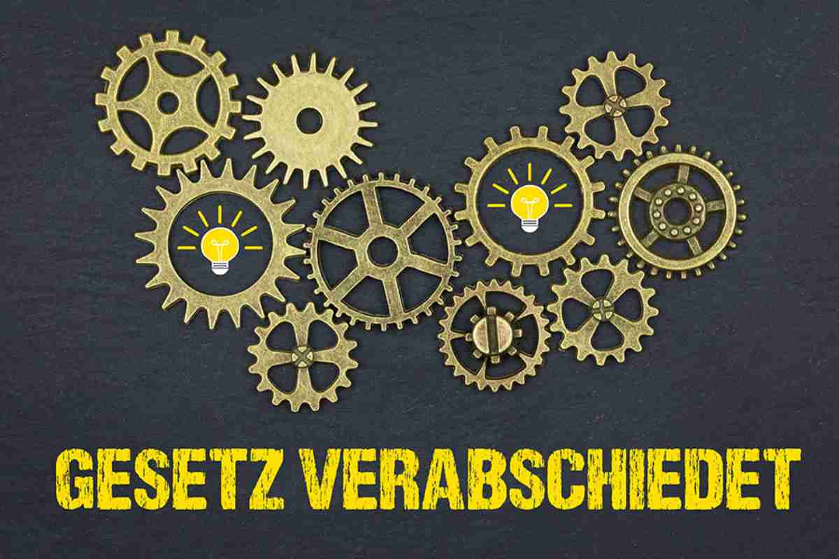 © magele-picture - stock.adobe.com Zahnräder über Schriftzug GESETZ VERABSCHIEDET
