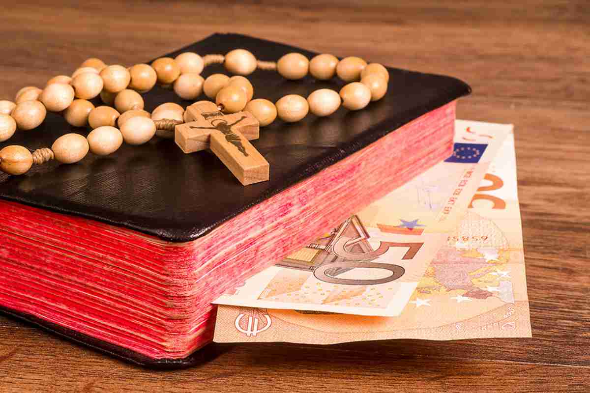 © GieZetStudio - stock.adobe.com Bibel und Geldscheine