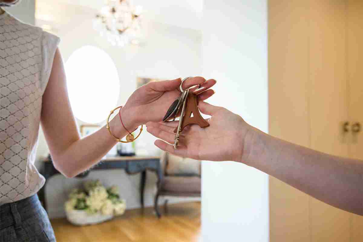 © Julien - stock.adobe.com Übergabe von Wohnungsschlüsseln