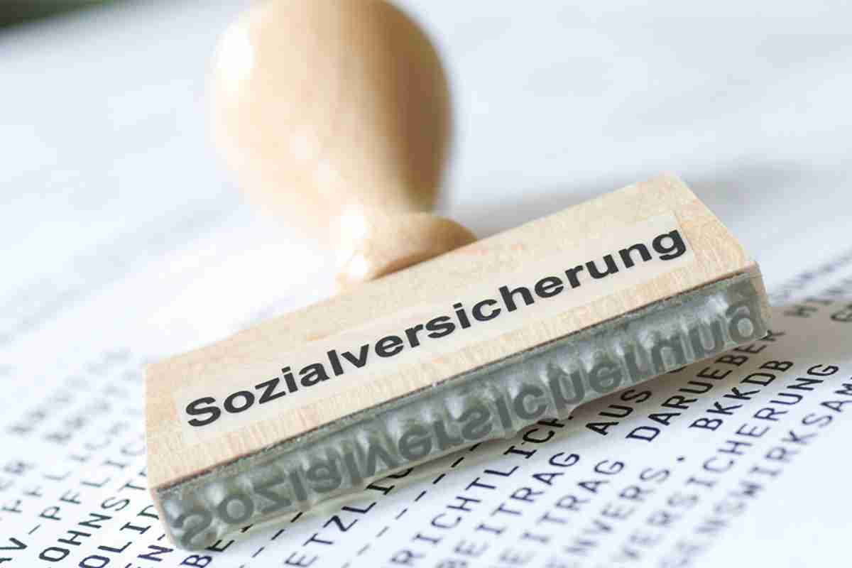 © Finanzfoto - stock.adobe.com Holzstempel Sozialversicherung