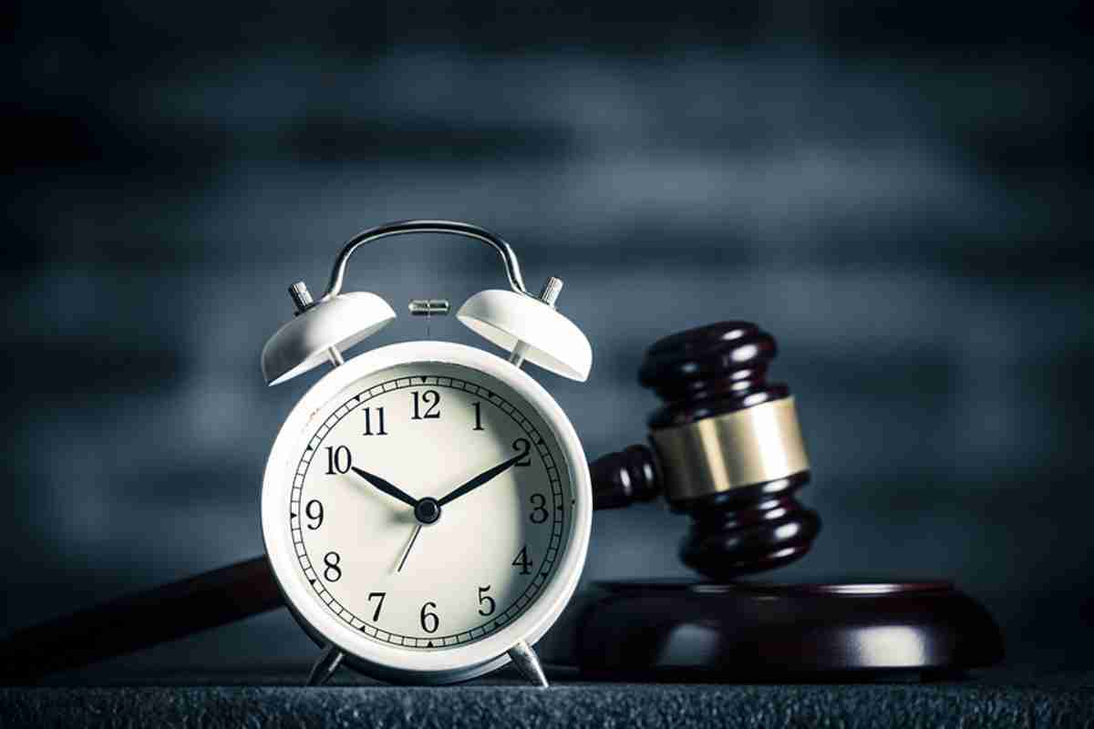 © beeboys - stock.adobe.com Uhr und Richterhammer