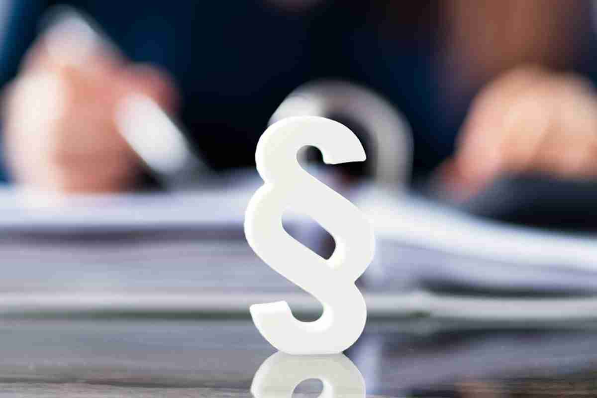 Paragraph vor Aktenmappe