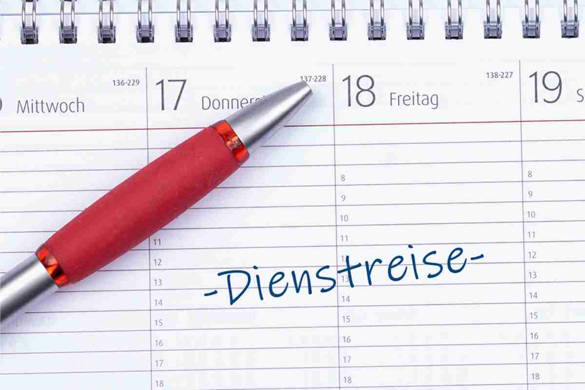 Kalender mit Schrift Dienstreise darauf
