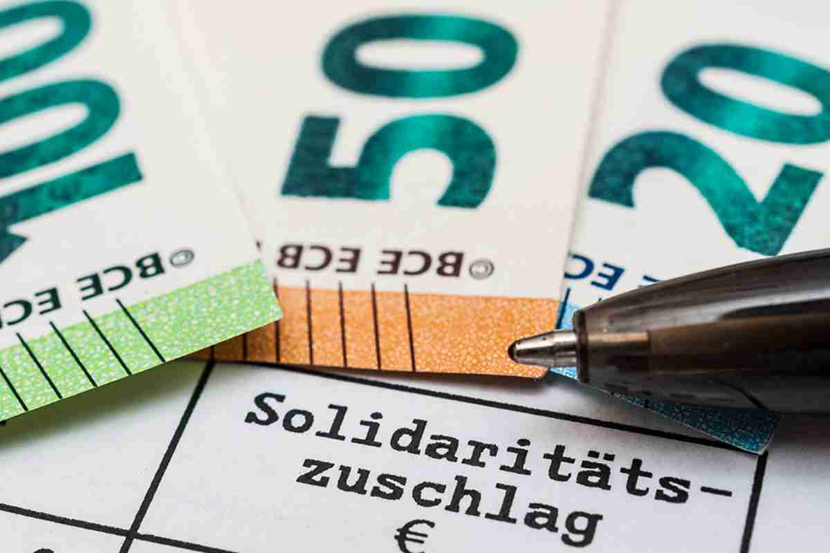 Schriftzug Solidaritätszuschlag und Geldscheine