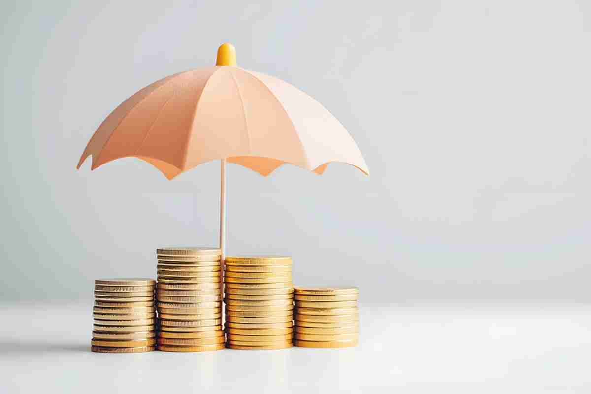 Schirm mit Münzen darunter