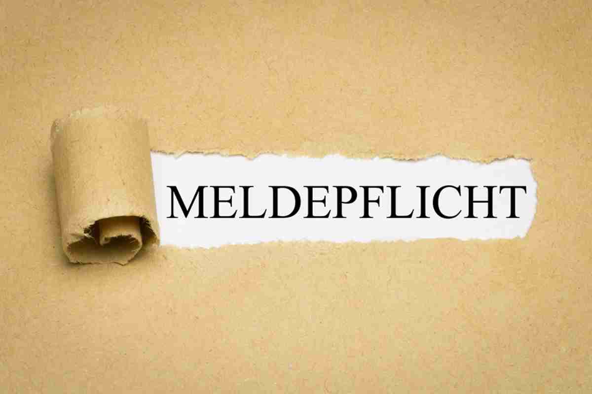 Aufgerissenes Papier mit Aufschrift Meldepflicht