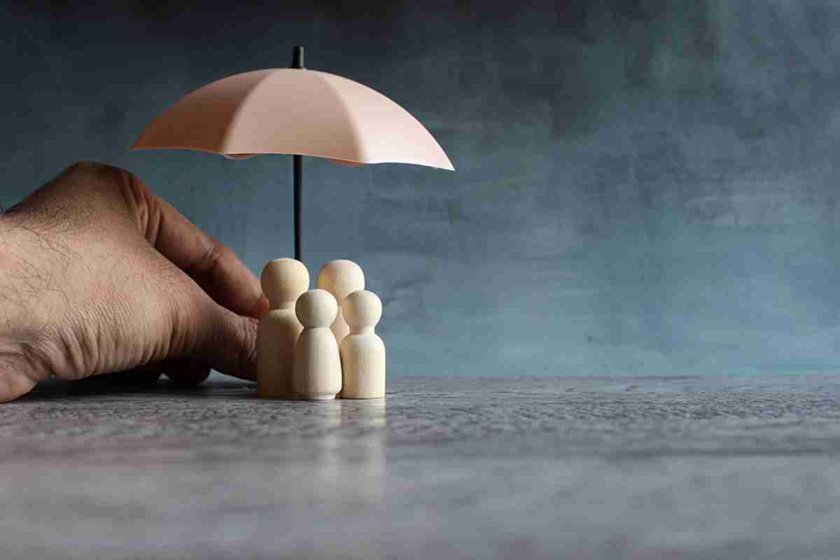 Spielsteine unter Regenschirm