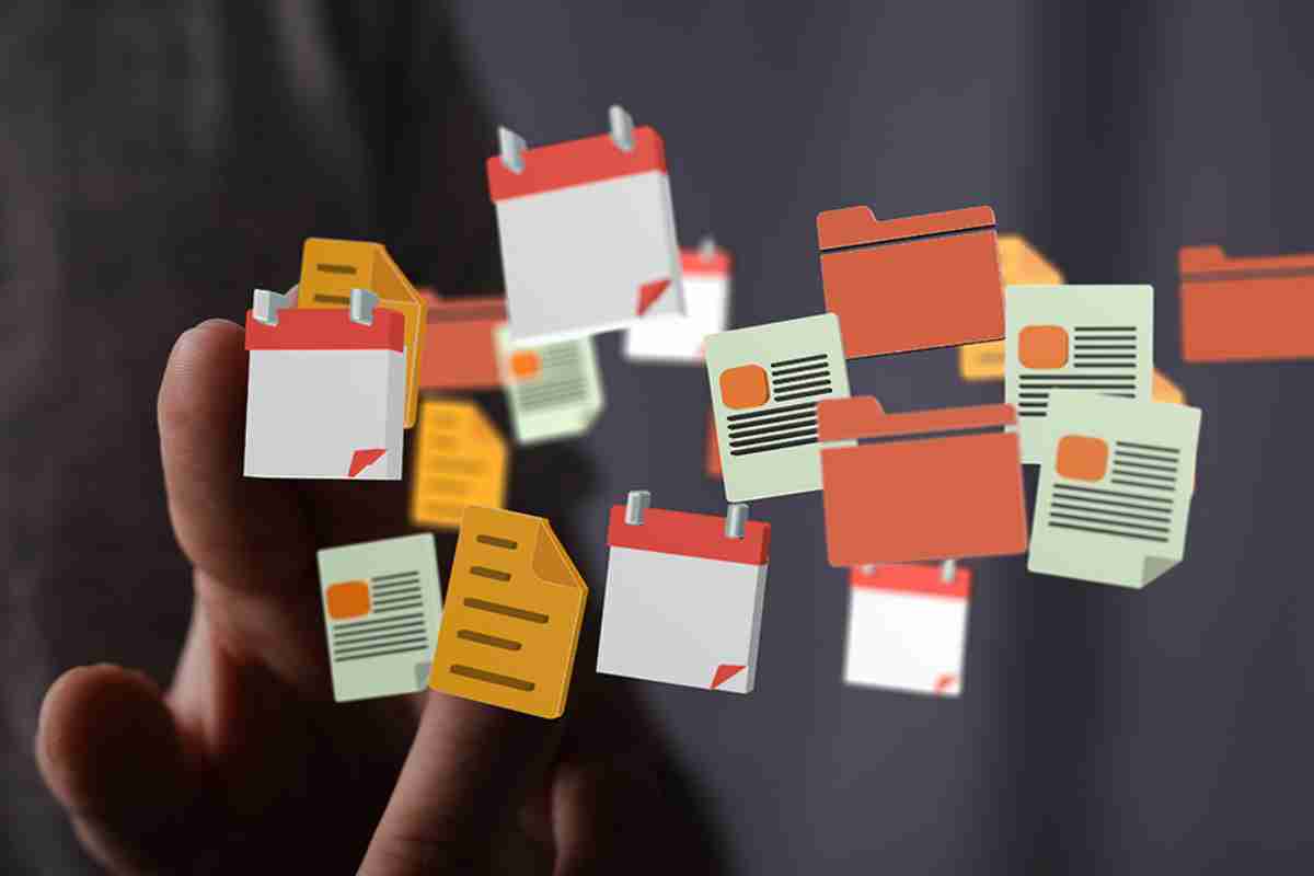 Hand hält digitale Dokumente