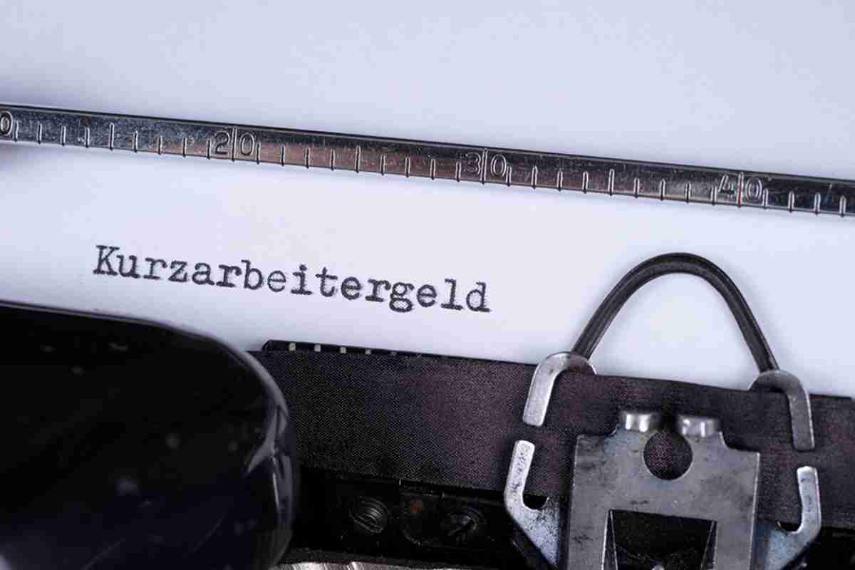 Schreibmaschine mit Aufschrift Kurzarbeitergeld