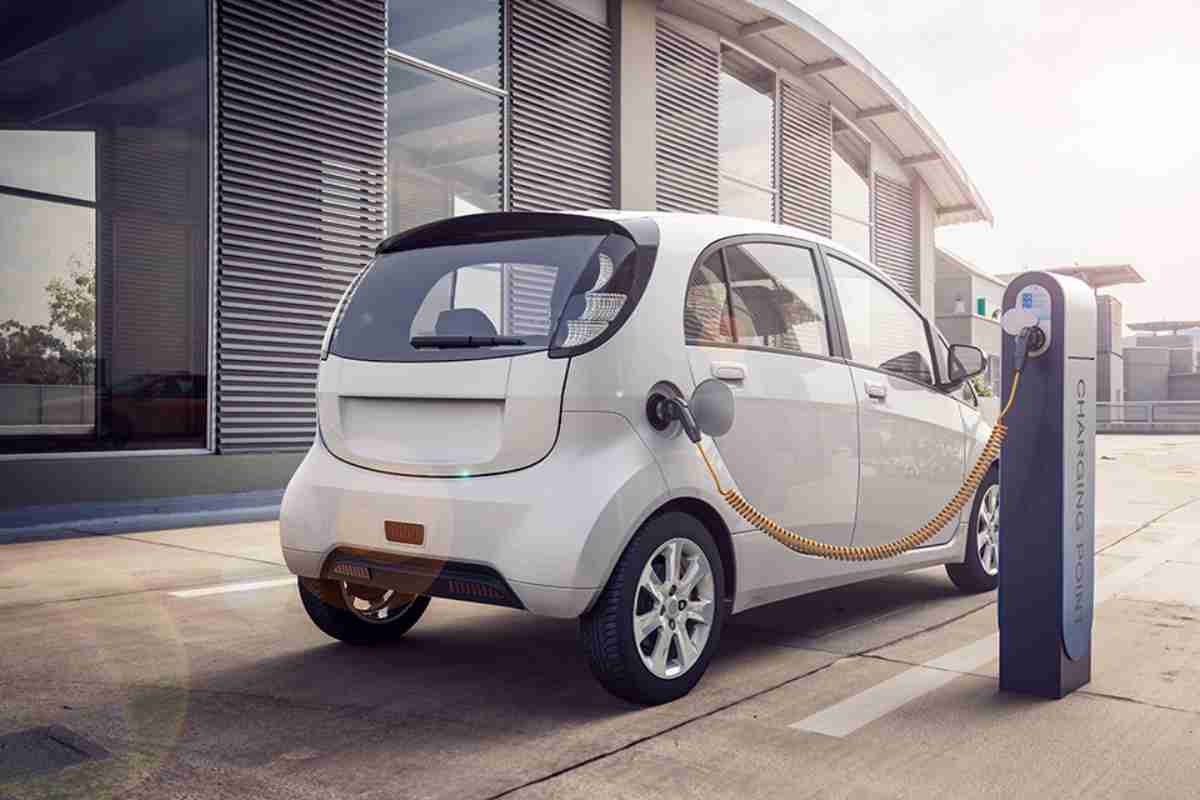Elektroauto mit Ladesäule