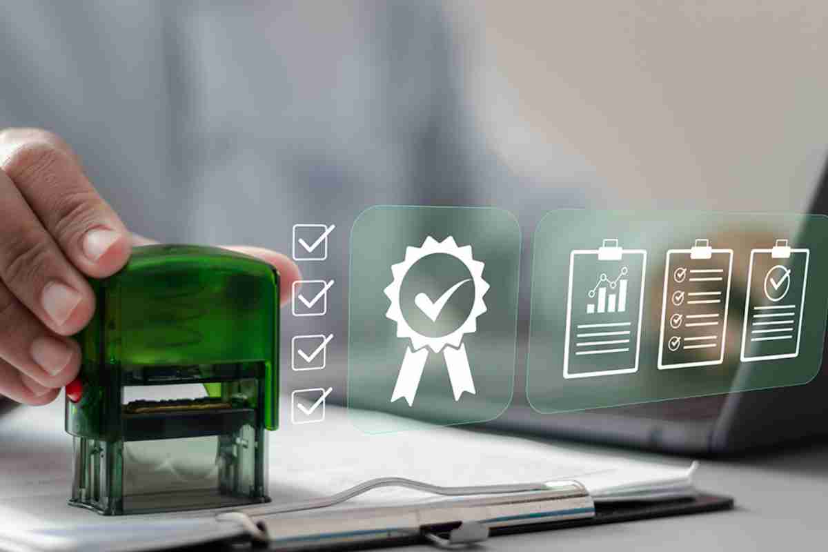 Person mit Stempel in der Hand